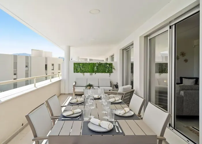 Elegant With Valley Views, Pool & Gym In Oceana Gardens *