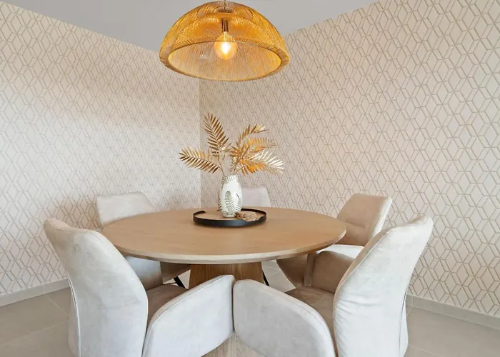 Elegant With Valley Views, Pool & Gym In Oceana Gardens