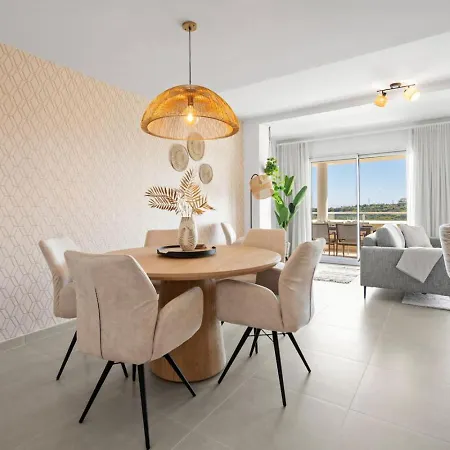 Апартаменты Elegant With Valley Views, Pool & Gym In Oceana Gardens